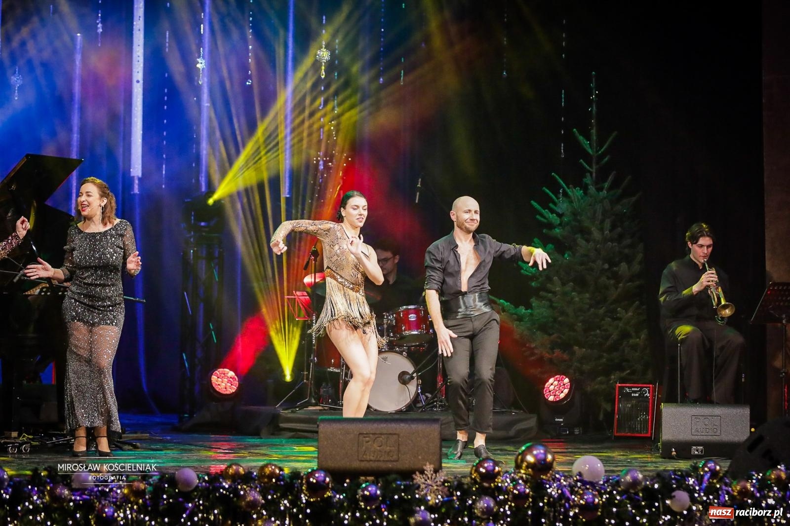 Zdjęcie w galerii na portalu naszraciborz.pl: Gala sylwestrowa w Raciborskim Centrum Kultury wypełniła widownię. Tak witano nowy rok przy Chopina wiadomości z regionu