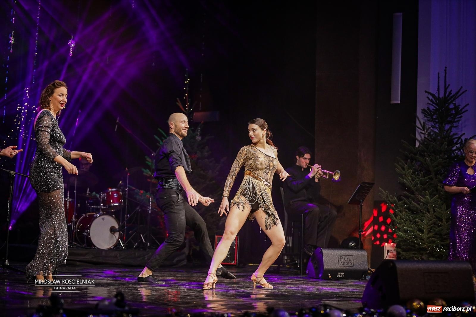 Zdjęcie w galerii na portalu naszraciborz.pl: Gala sylwestrowa w Raciborskim Centrum Kultury wypełniła widownię. Tak witano nowy rok przy Chopina wiadomości z regionu