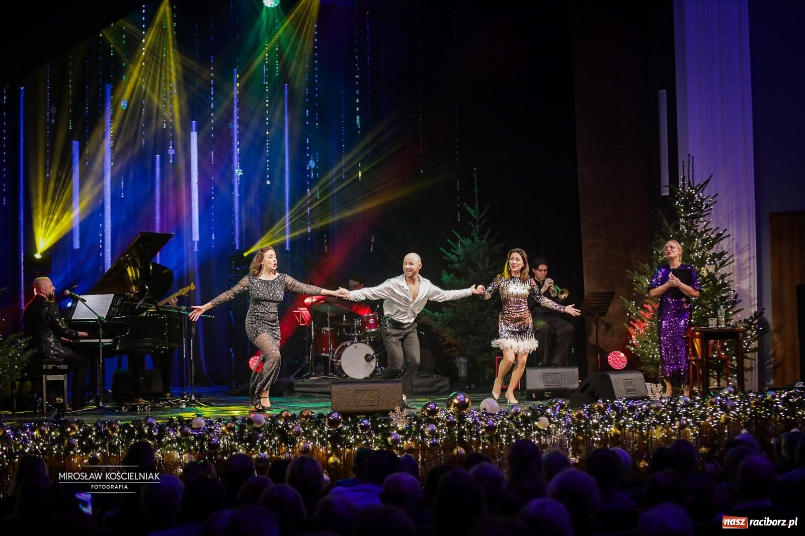 Zdjęcie w galerii na portalu naszraciborz.pl: Gala sylwestrowa w Raciborskim Centrum Kultury wypełniła widownię. Tak witano nowy rok przy Chopina wiadomości z regionu