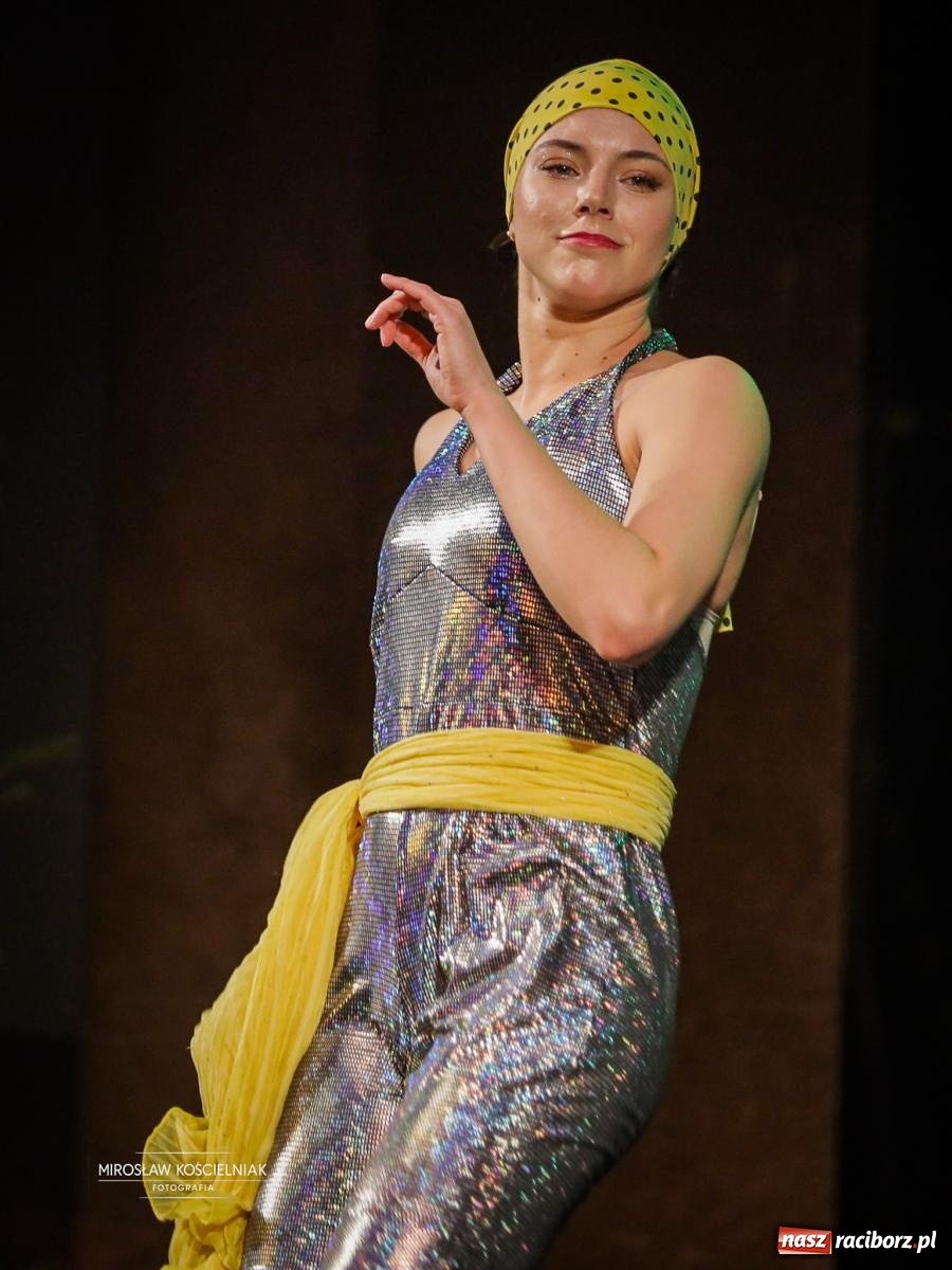 Zdjęcie w galerii na portalu naszraciborz.pl: Gala sylwestrowa w Raciborskim Centrum Kultury wypełniła widownię. Tak witano nowy rok przy Chopina wiadomości z regionu