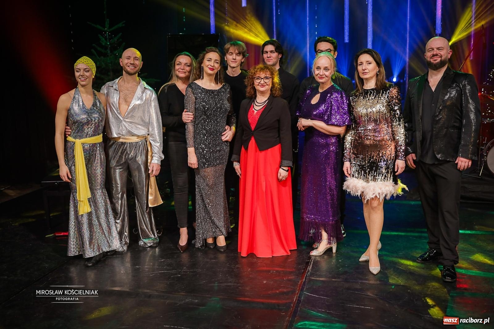 Zdjęcie w galerii na portalu naszraciborz.pl: Gala sylwestrowa w Raciborskim Centrum Kultury wypełniła widownię. Tak witano nowy rok przy Chopina wiadomości z regionu