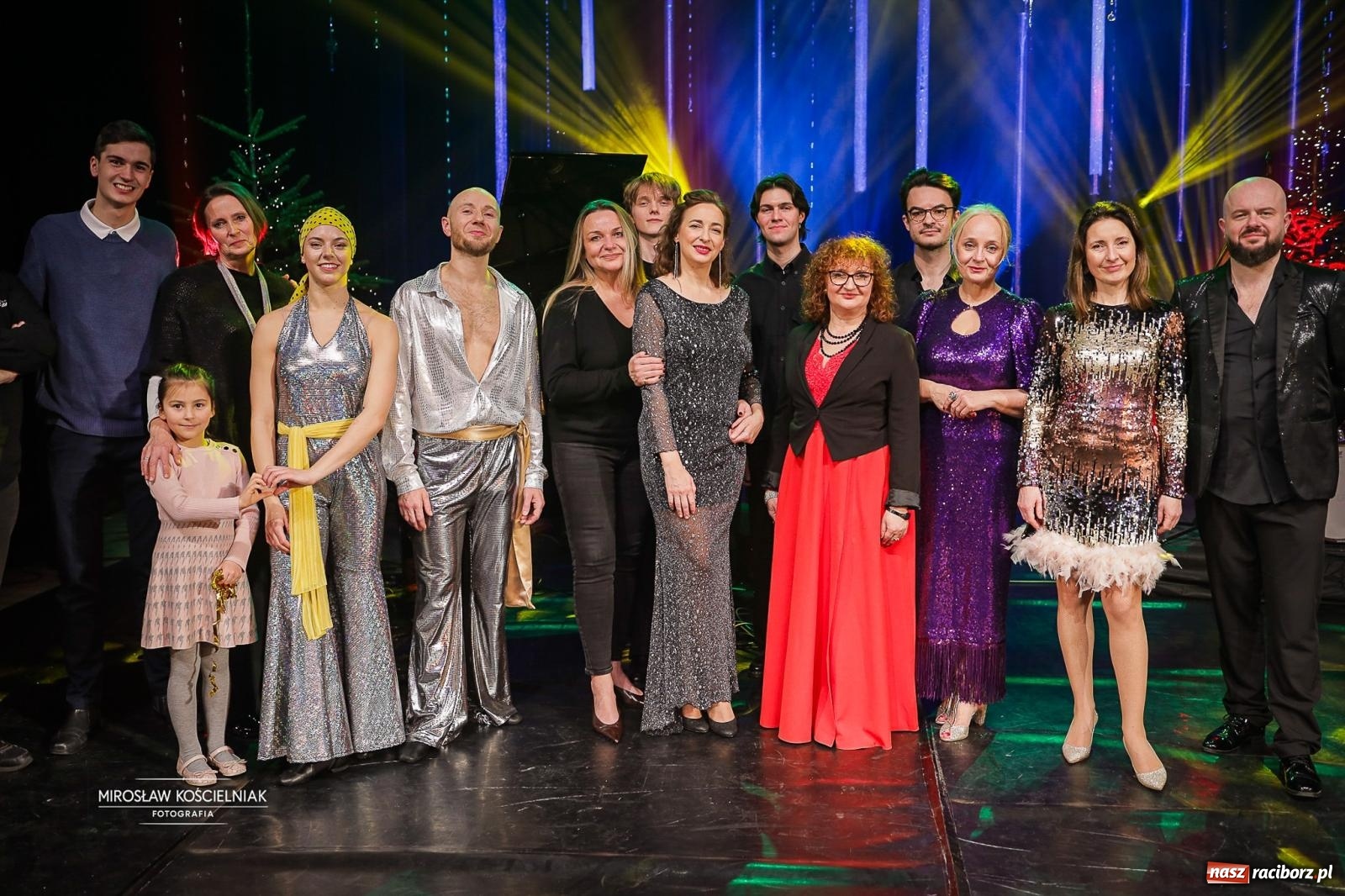 Zdjęcie w galerii na portalu naszraciborz.pl: Gala sylwestrowa w Raciborskim Centrum Kultury wypełniła widownię. Tak witano nowy rok przy Chopina wiadomości z regionu