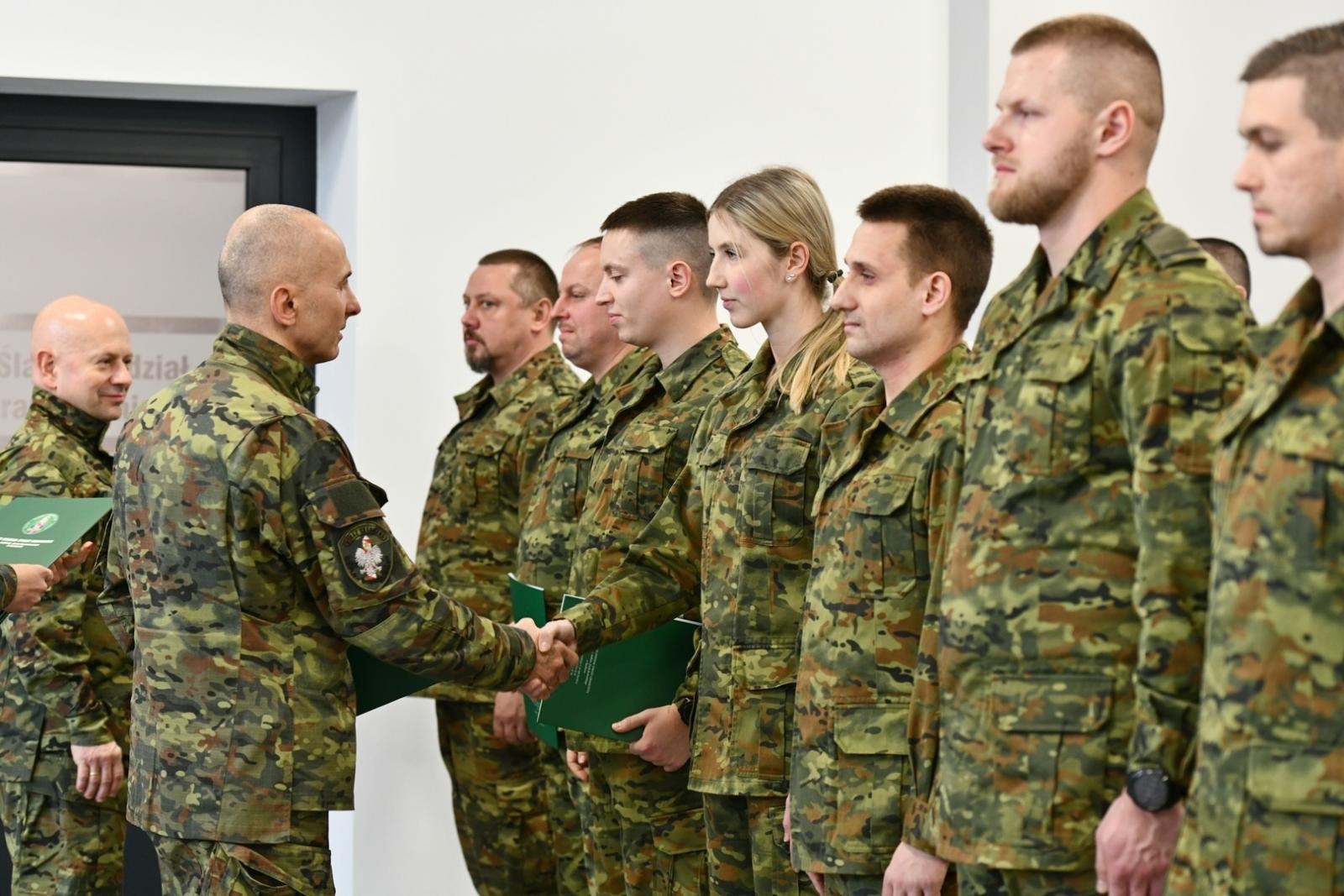 Zdjęcie w galerii na portalu naszraciborz.pl: Nowi podoficerowie ŚlOSG odebrali akty mianowania wiadomości z regionu