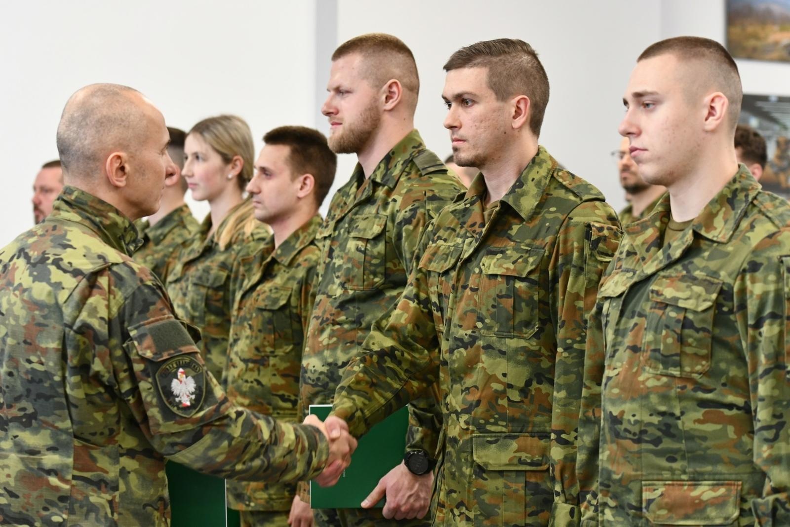 Zdjęcie w galerii na portalu naszraciborz.pl: Nowi podoficerowie ŚlOSG odebrali akty mianowania wiadomości z regionu