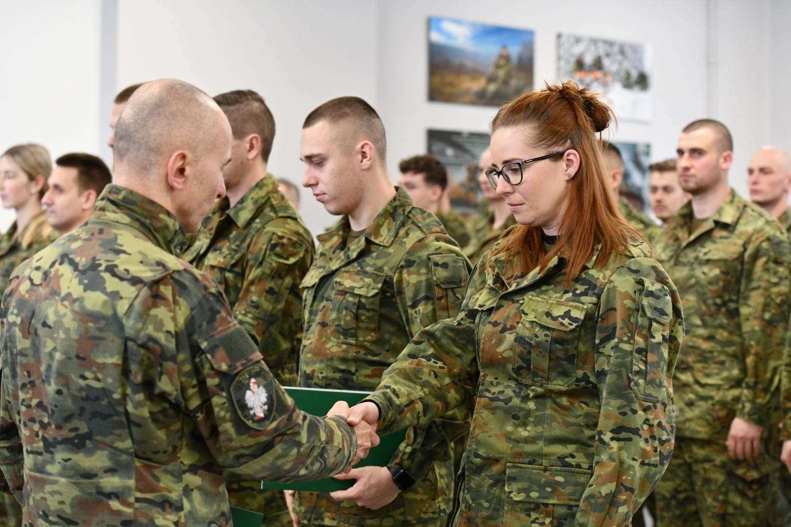 Zdjęcie w galerii na portalu naszraciborz.pl: Nowi podoficerowie ŚlOSG odebrali akty mianowania wiadomości z regionu
