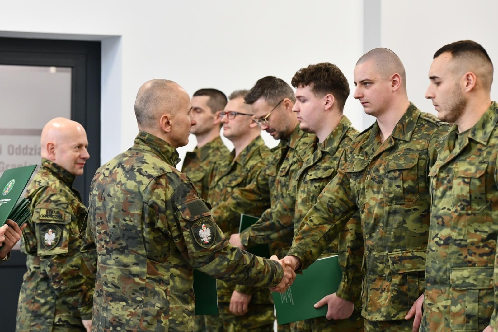 Zdjęcie w galerii na portalu naszraciborz.pl: Nowi podoficerowie ŚlOSG odebrali akty mianowania wiadomości z regionu