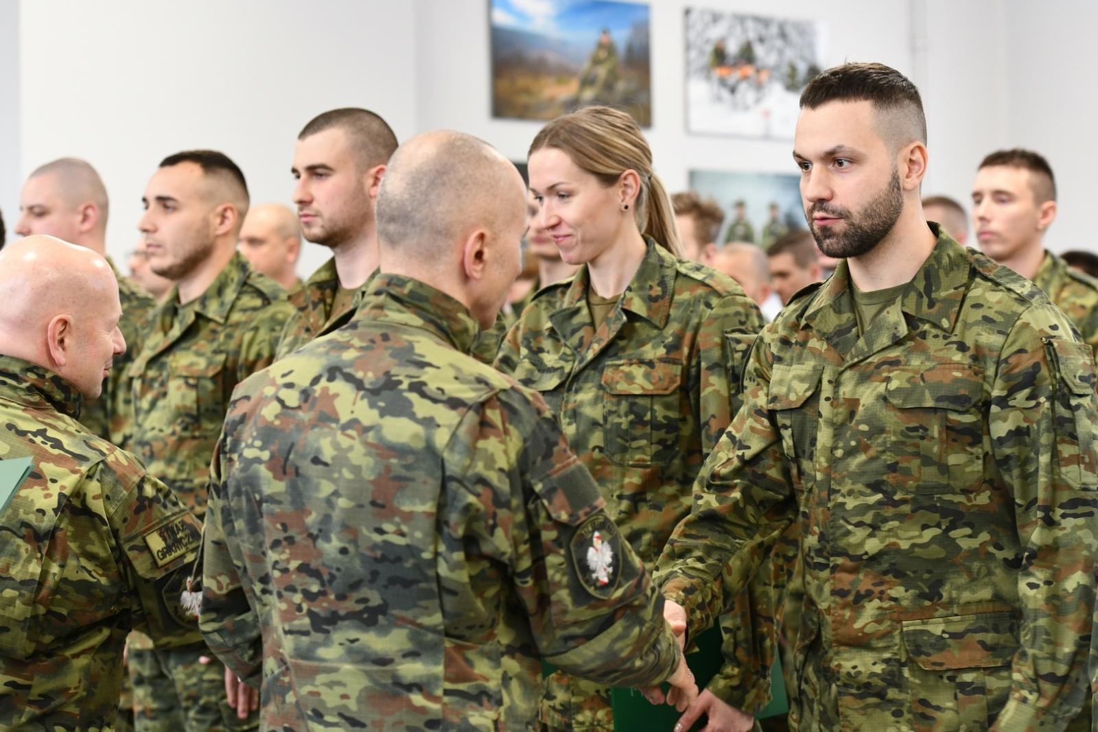Zdjęcie w galerii na portalu naszraciborz.pl: Nowi podoficerowie ŚlOSG odebrali akty mianowania wiadomości z regionu