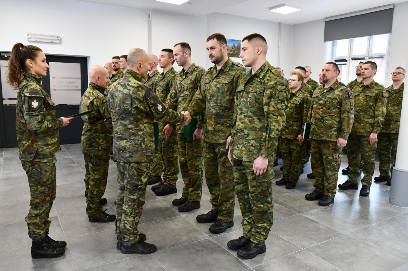 Zdjęcie w galerii na portalu naszraciborz.pl: Nowi podoficerowie ŚlOSG odebrali akty mianowania wiadomości z regionu