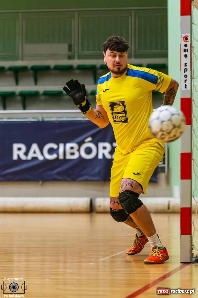 Zdjęcie w galerii na portalu naszraciborz.pl: Futsalowe dreszczowce w hali przy Łąkowej [FOTO] wiadomości z regionu