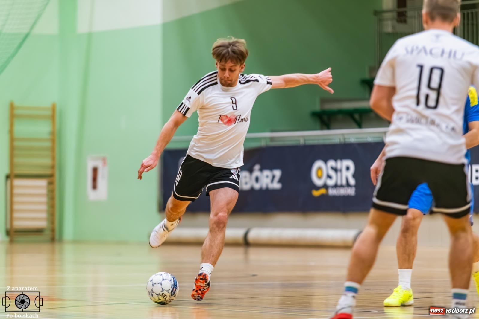 Zdjęcie w galerii na portalu naszraciborz.pl: Futsalowe dreszczowce w hali przy Łąkowej [FOTO] wiadomości z regionu