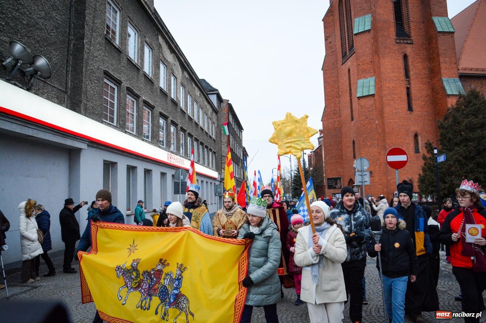 Zdjęcie w galerii na portalu naszraciborz.pl: Orszak Trzech Króli przeszedł nową trasą ulicami Raciborza [FOTO i WIDEO] wiadomości z regionu
