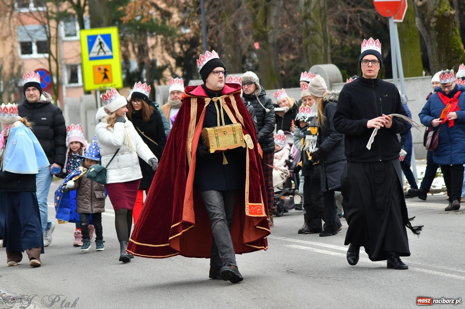 Zdjęcie w galerii na portalu naszraciborz.pl: Orszak Trzech Króli przeszedł nową trasą ulicami Raciborza [FOTO i WIDEO] wiadomości z regionu