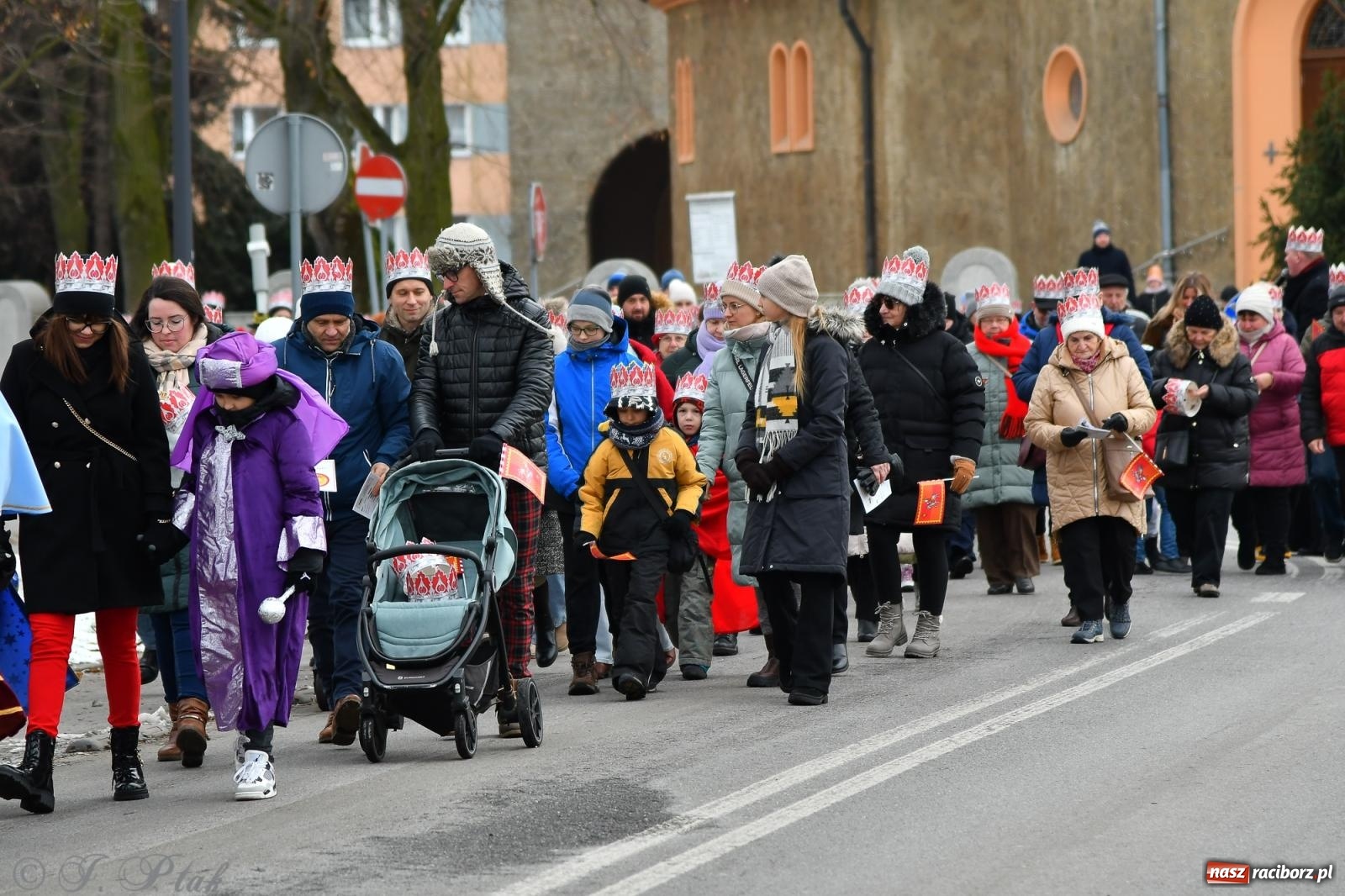 Zdjęcie w galerii na portalu naszraciborz.pl: Orszak Trzech Króli przeszedł nową trasą ulicami Raciborza [FOTO i WIDEO] wiadomości z regionu