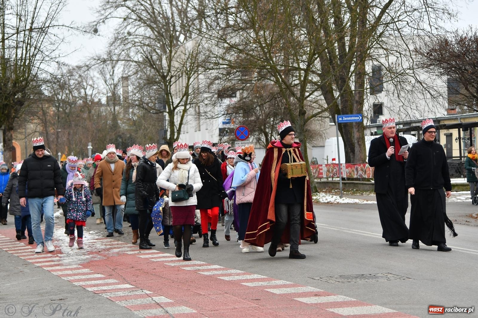 Zdjęcie w galerii na portalu naszraciborz.pl: Orszak Trzech Króli przeszedł nową trasą ulicami Raciborza [FOTO i WIDEO] wiadomości z regionu