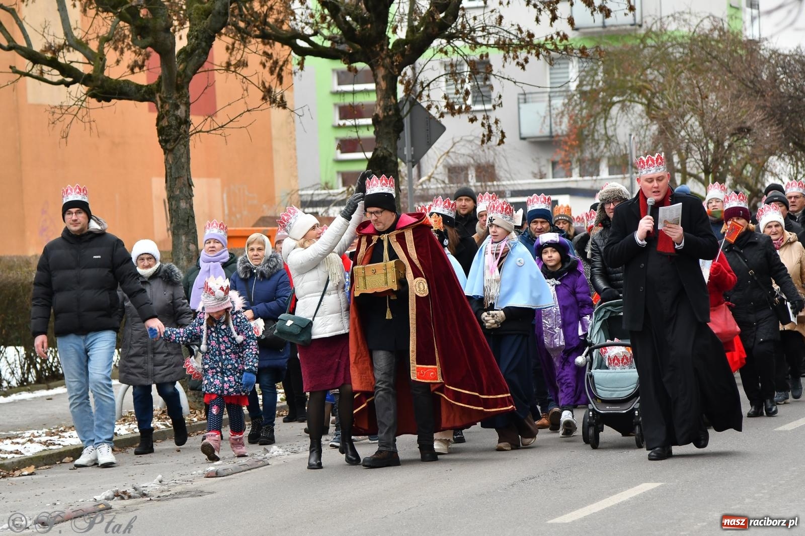 Zdjęcie w galerii na portalu naszraciborz.pl: Orszak Trzech Króli przeszedł nową trasą ulicami Raciborza [FOTO i WIDEO] wiadomości z regionu