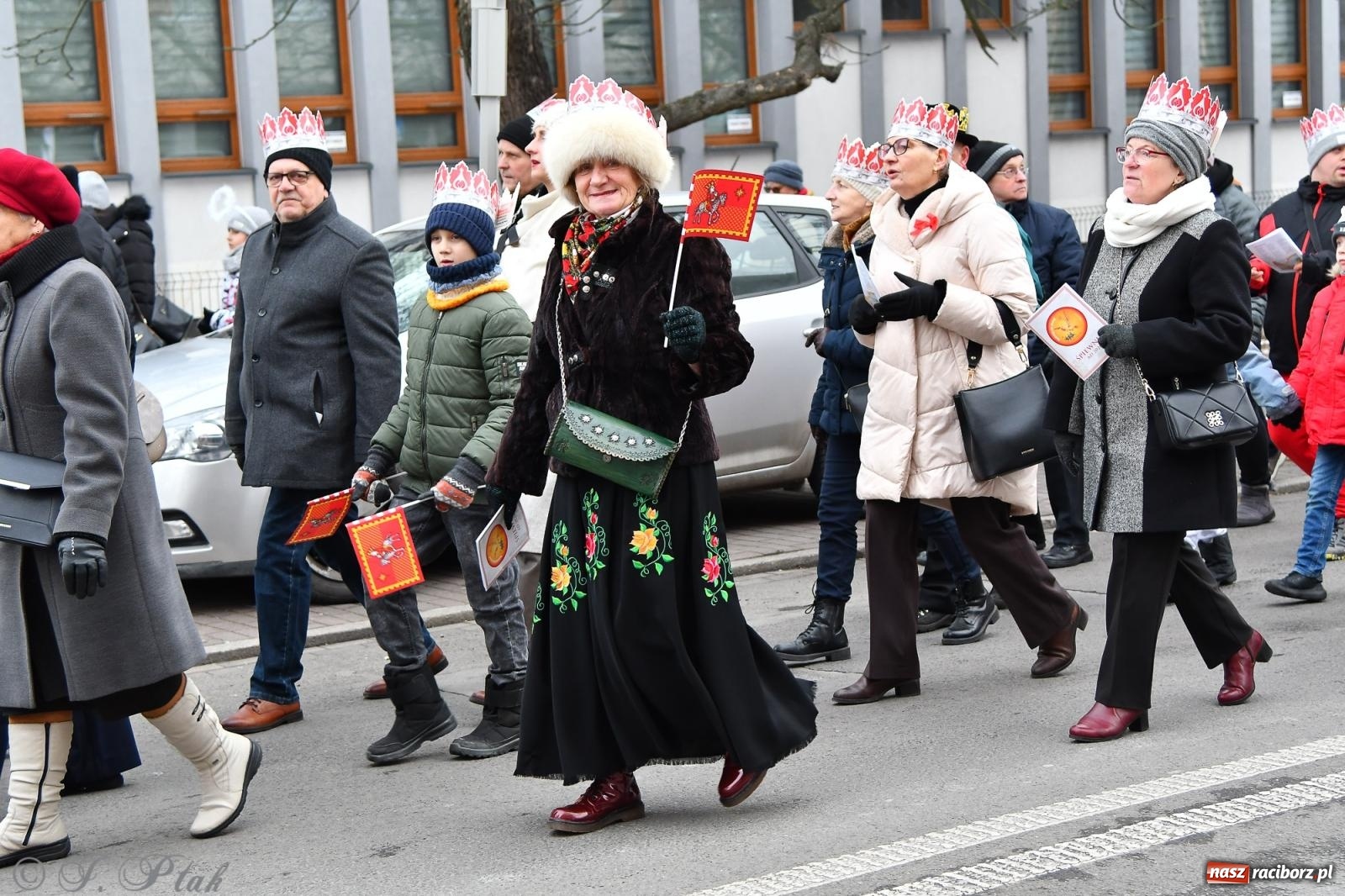 Zdjęcie w galerii na portalu naszraciborz.pl: Orszak Trzech Króli przeszedł nową trasą ulicami Raciborza [FOTO i WIDEO] wiadomości z regionu