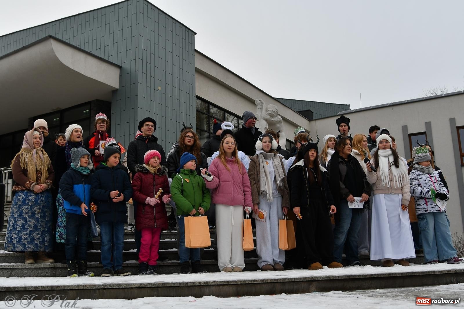 Zdjęcie w galerii na portalu naszraciborz.pl: Orszak Trzech Króli przeszedł nową trasą ulicami Raciborza [FOTO i WIDEO] wiadomości z regionu