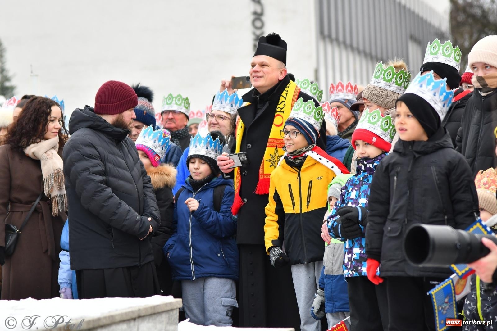 Zdjęcie w galerii na portalu naszraciborz.pl: Orszak Trzech Króli przeszedł nową trasą ulicami Raciborza [FOTO i WIDEO] wiadomości z regionu