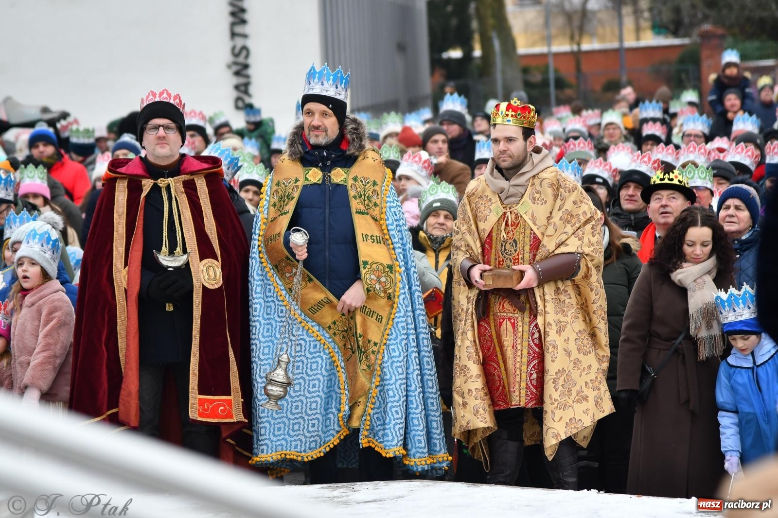 Zdjęcie w galerii na portalu naszraciborz.pl: Orszak Trzech Króli przeszedł nową trasą ulicami Raciborza [FOTO i WIDEO] wiadomości z regionu