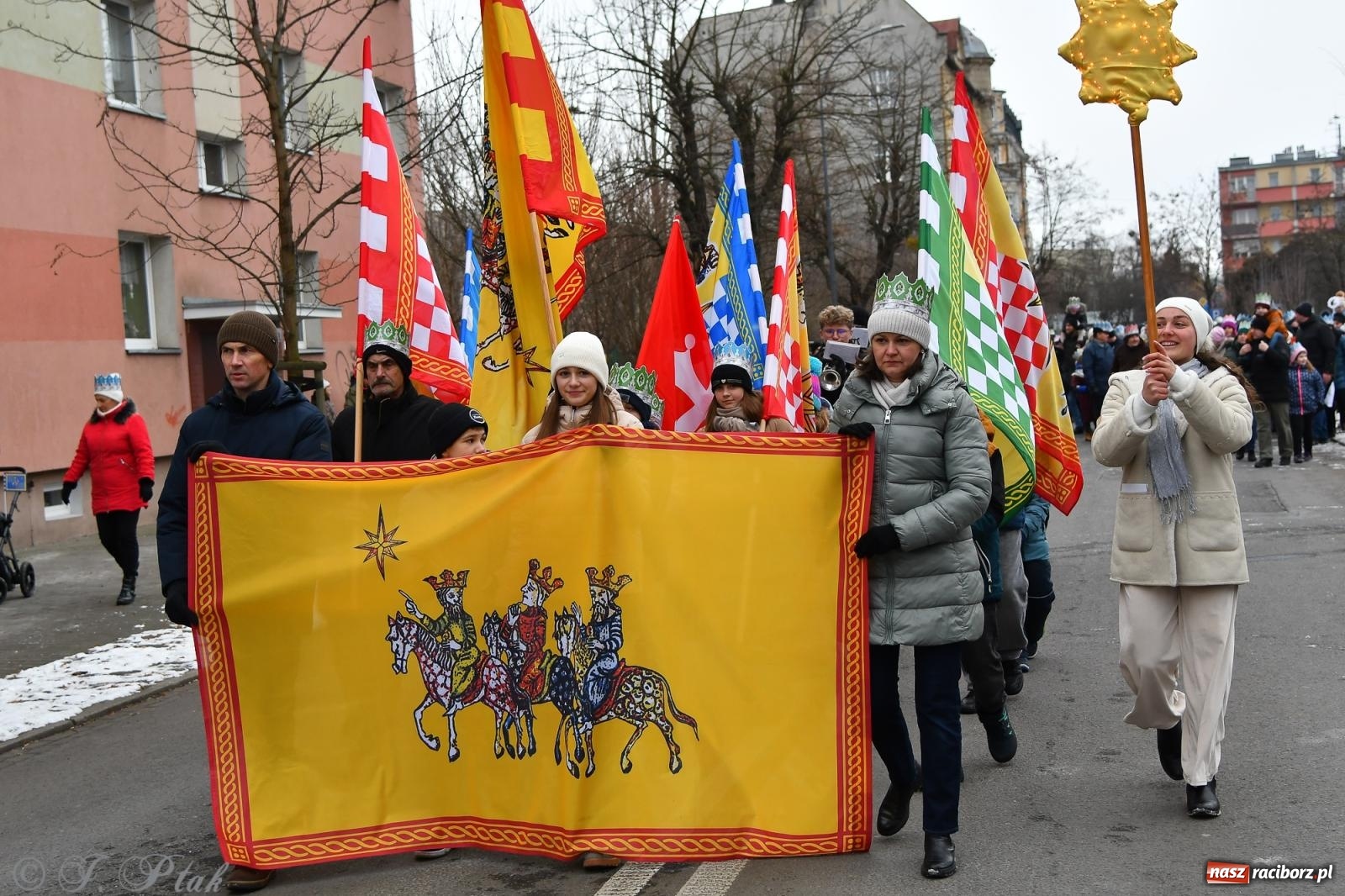 Zdjęcie w galerii na portalu naszraciborz.pl: Orszak Trzech Króli przeszedł nową trasą ulicami Raciborza [FOTO i WIDEO] wiadomości z regionu