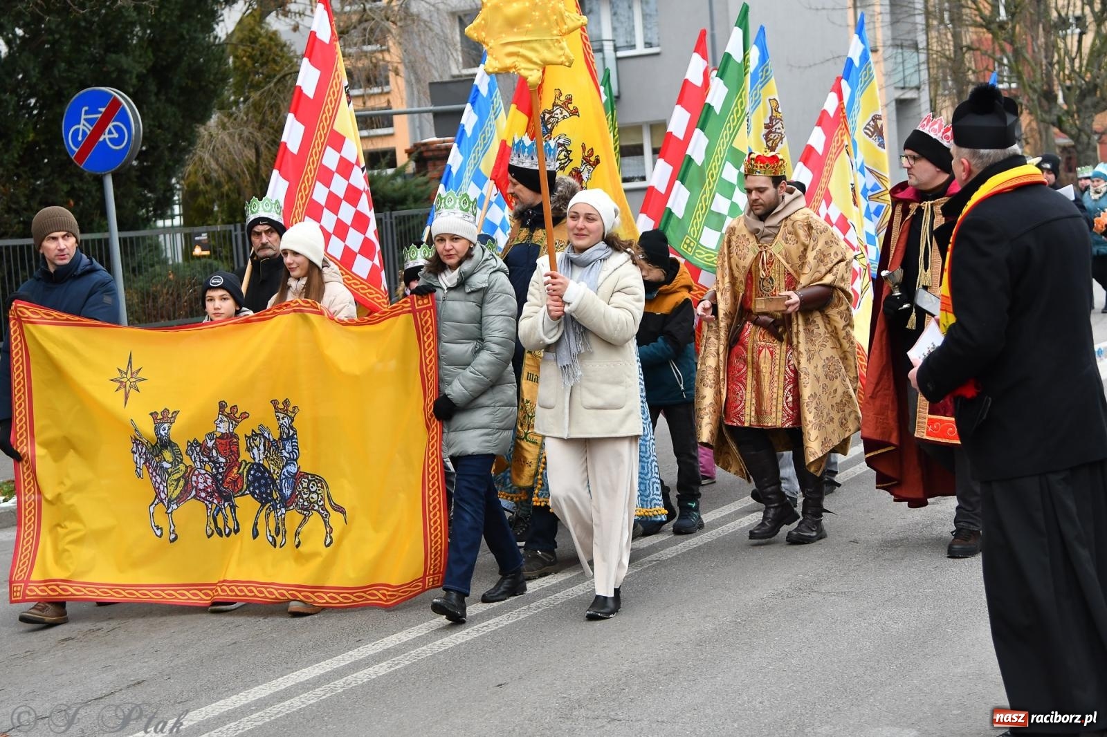 Zdjęcie w galerii na portalu naszraciborz.pl: Orszak Trzech Króli przeszedł nową trasą ulicami Raciborza [FOTO i WIDEO] wiadomości z regionu