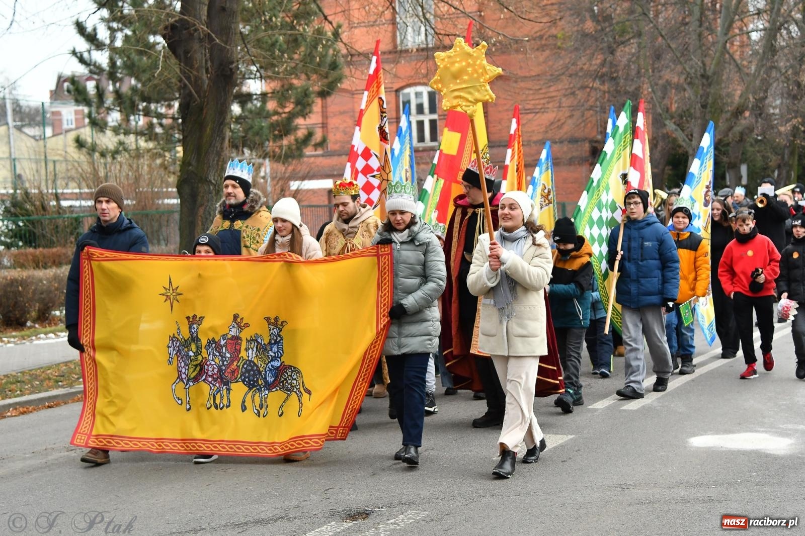 Zdjęcie w galerii na portalu naszraciborz.pl: Orszak Trzech Króli przeszedł nową trasą ulicami Raciborza [FOTO i WIDEO] wiadomości z regionu