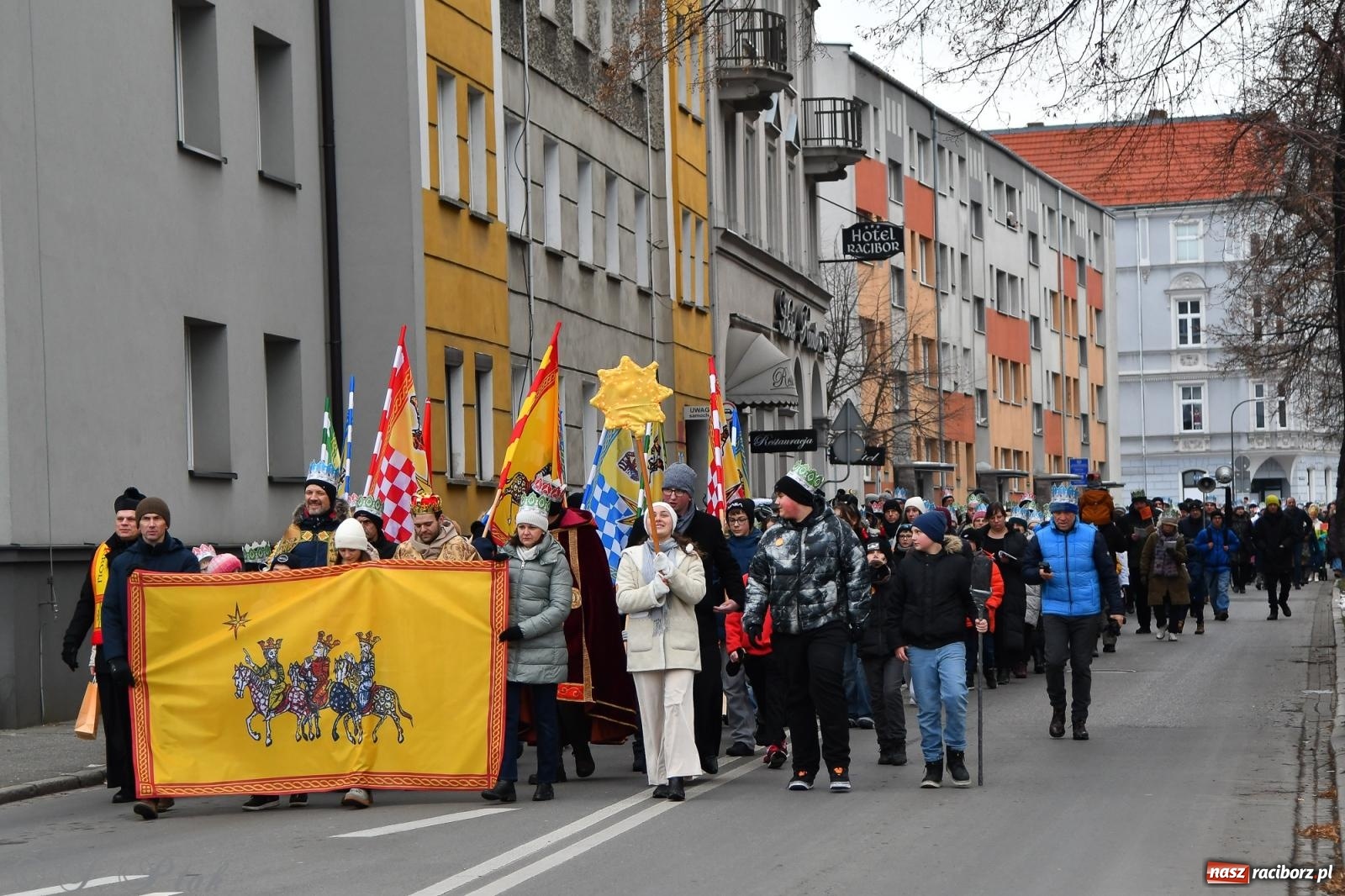 Zdjęcie w galerii na portalu naszraciborz.pl: Orszak Trzech Króli przeszedł nową trasą ulicami Raciborza [FOTO i WIDEO] wiadomości z regionu