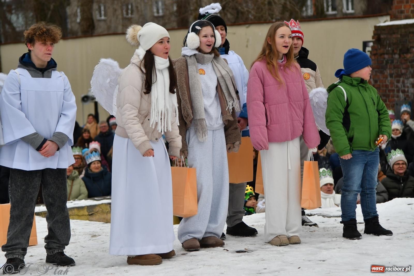 Zdjęcie w galerii na portalu naszraciborz.pl: Orszak Trzech Króli przeszedł nową trasą ulicami Raciborza [FOTO i WIDEO] wiadomości z regionu