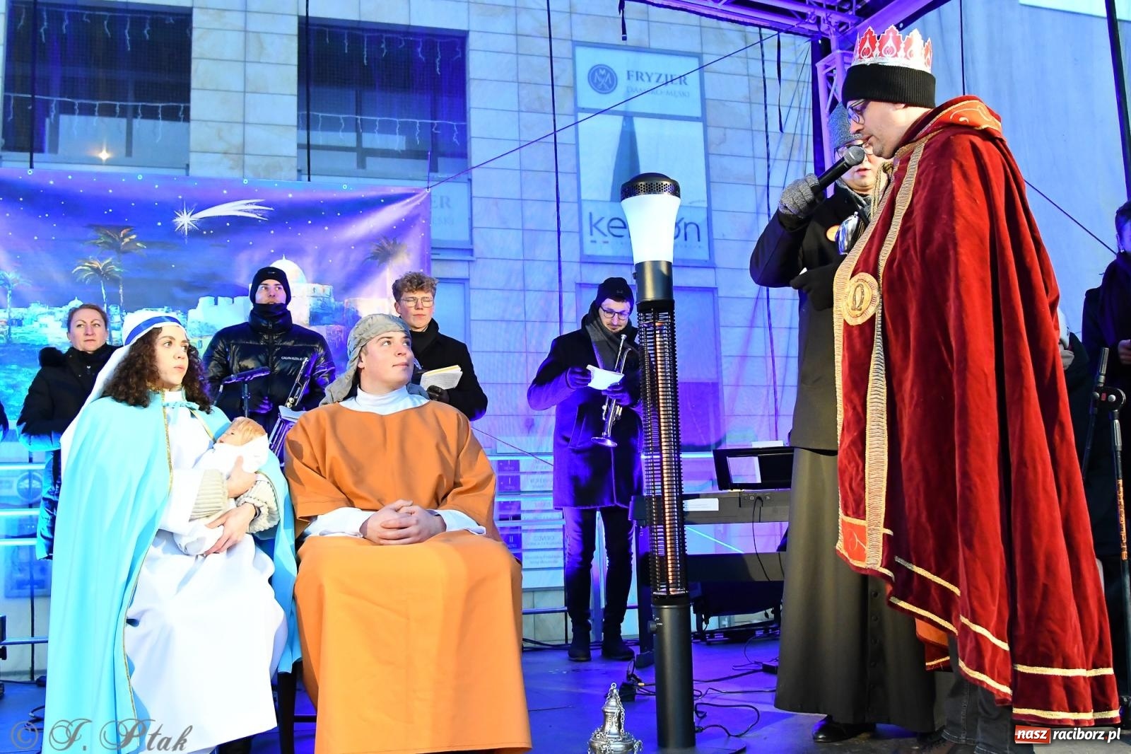 Zdjęcie w galerii na portalu naszraciborz.pl: Orszak Trzech Króli przeszedł nową trasą ulicami Raciborza [FOTO i WIDEO] wiadomości z regionu