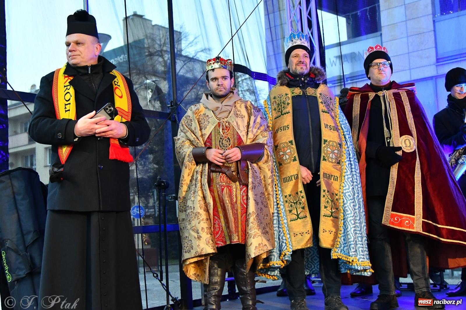 Zdjęcie w galerii na portalu naszraciborz.pl: Orszak Trzech Króli przeszedł nową trasą ulicami Raciborza [FOTO i WIDEO] wiadomości z regionu