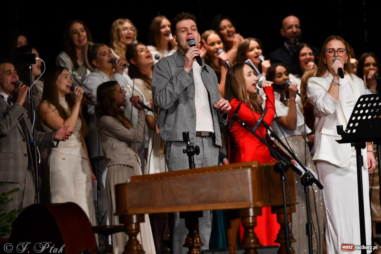 Zdjęcie w galerii na portalu naszraciborz.pl: Koncert kolęd i pieśni Elżbiety i Andrzeja Biskupów powrócił do Raciborza [FOTO i WIDEO] wiadomości z regionu
