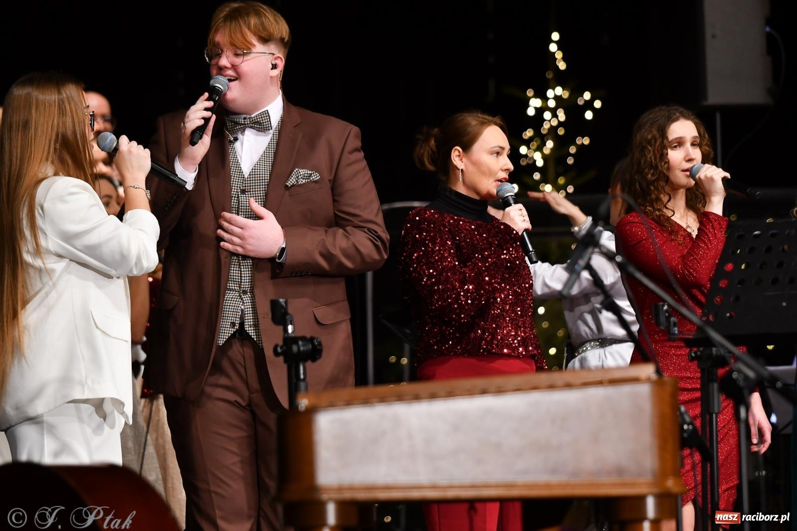 Zdjęcie w galerii na portalu naszraciborz.pl: Koncert kolęd i pieśni Elżbiety i Andrzeja Biskupów powrócił do Raciborza [FOTO i WIDEO] wiadomości z regionu