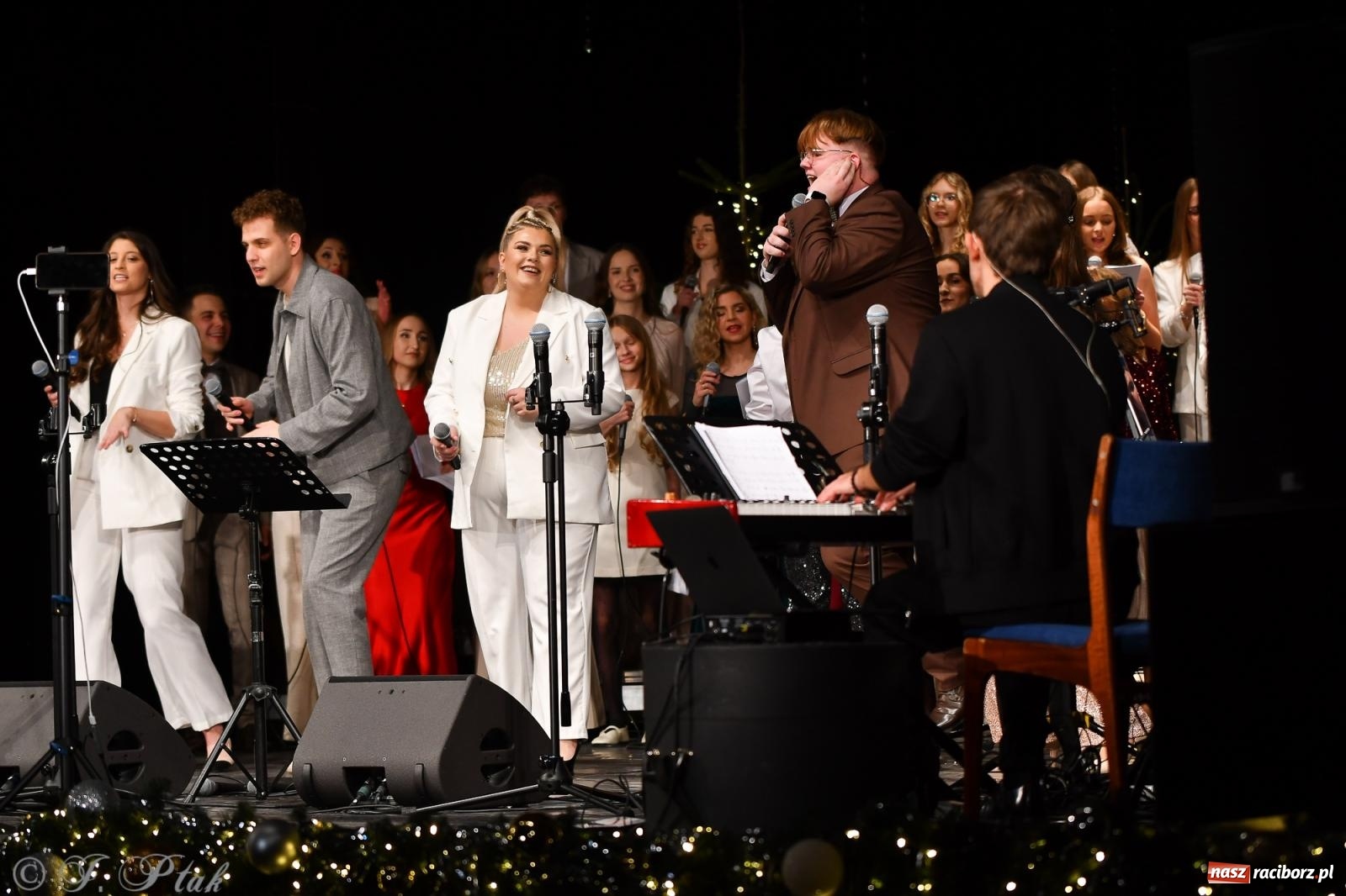 Zdjęcie w galerii na portalu naszraciborz.pl: Koncert kolęd i pieśni Elżbiety i Andrzeja Biskupów powrócił do Raciborza [FOTO i WIDEO] wiadomości z regionu