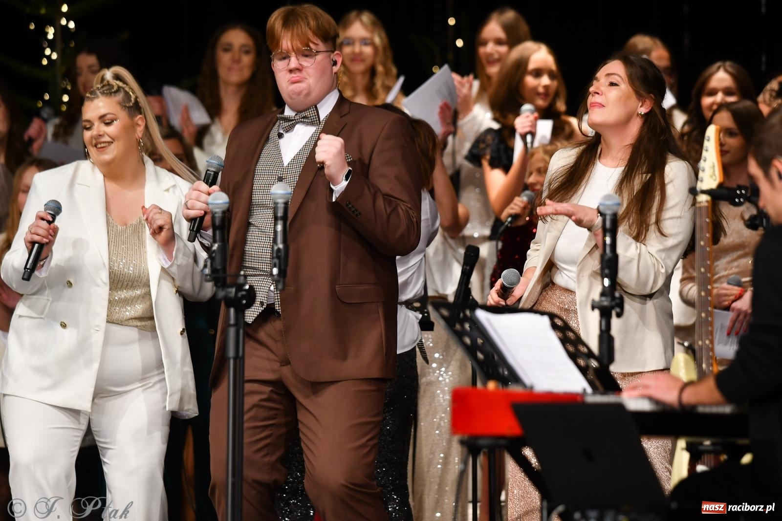 Zdjęcie w galerii na portalu naszraciborz.pl: Koncert kolęd i pieśni Elżbiety i Andrzeja Biskupów powrócił do Raciborza [FOTO i WIDEO] wiadomości z regionu