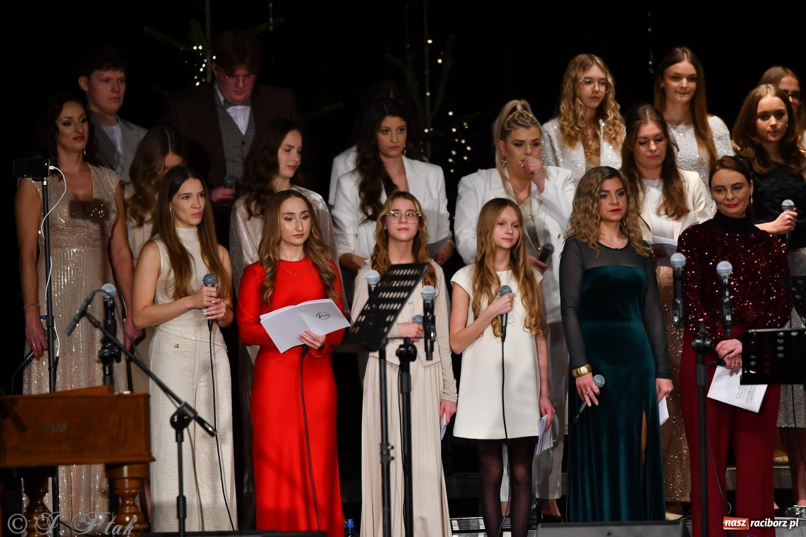 Zdjęcie w galerii na portalu naszraciborz.pl: Koncert kolęd i pieśni Elżbiety i Andrzeja Biskupów powrócił do Raciborza [FOTO i WIDEO] wiadomości z regionu