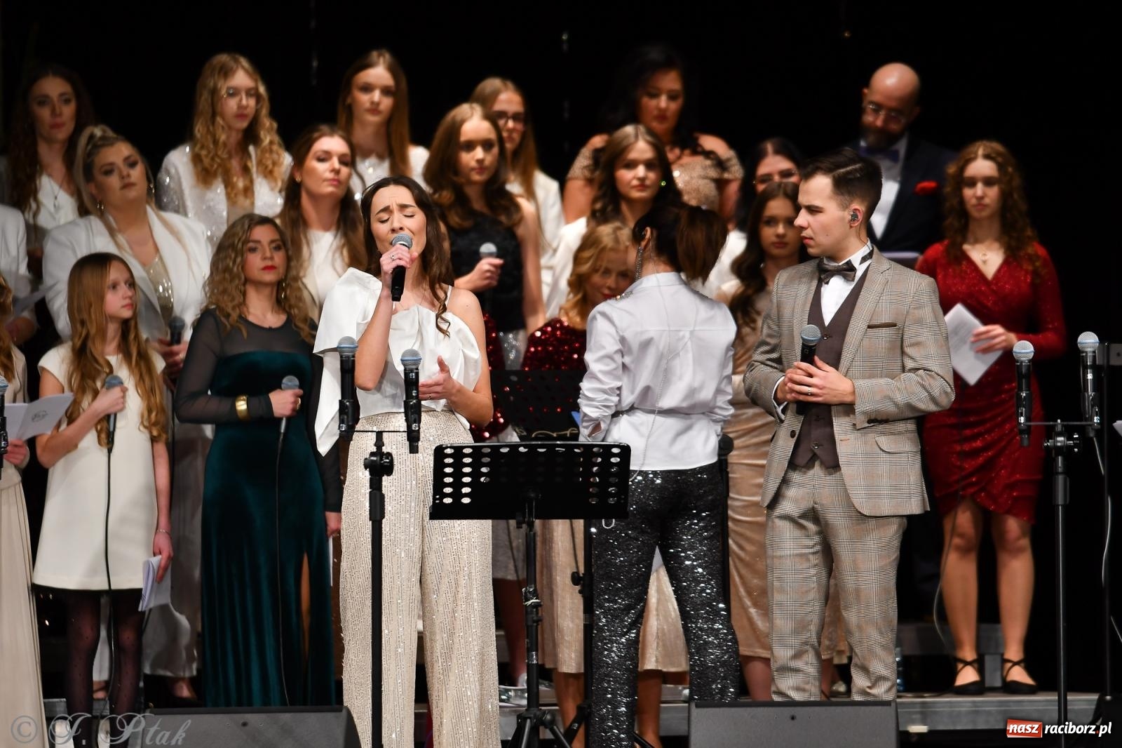 Zdjęcie w galerii na portalu naszraciborz.pl: Koncert kolęd i pieśni Elżbiety i Andrzeja Biskupów powrócił do Raciborza [FOTO i WIDEO] wiadomości z regionu