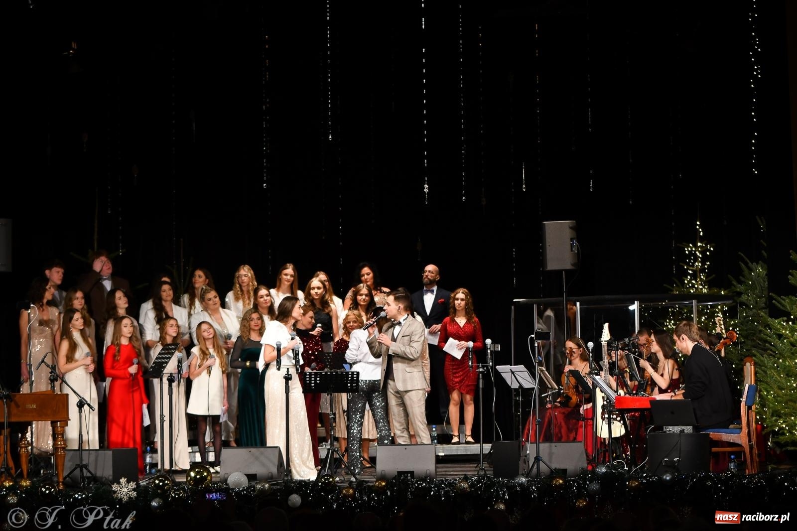 Zdjęcie w galerii na portalu naszraciborz.pl: Koncert kolęd i pieśni Elżbiety i Andrzeja Biskupów powrócił do Raciborza [FOTO i WIDEO] wiadomości z regionu