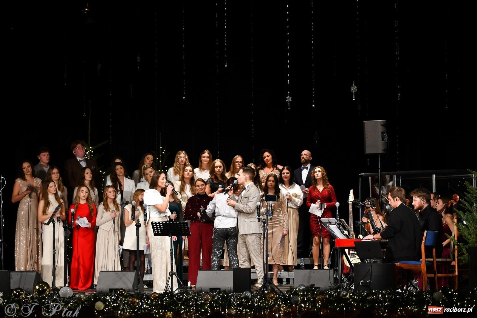 Zdjęcie w galerii na portalu naszraciborz.pl: Koncert kolęd i pieśni Elżbiety i Andrzeja Biskupów powrócił do Raciborza [FOTO i WIDEO] wiadomości z regionu