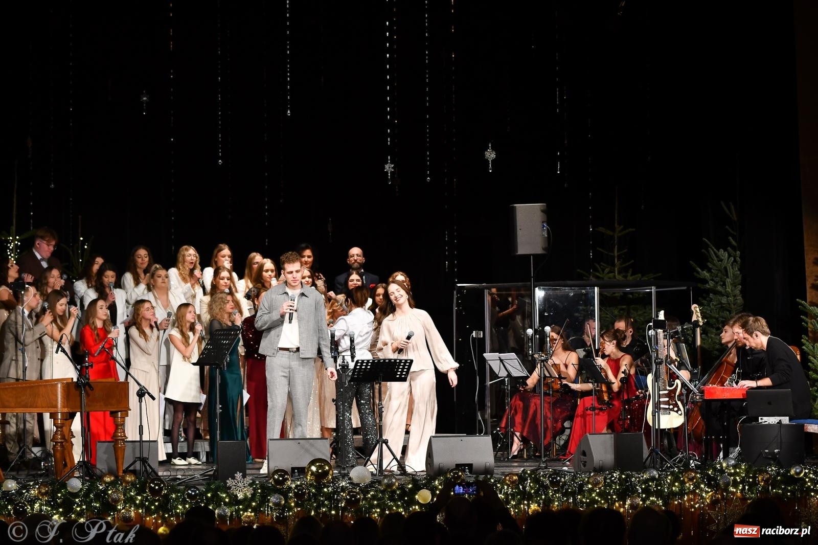 Zdjęcie w galerii na portalu naszraciborz.pl: Koncert kolęd i pieśni Elżbiety i Andrzeja Biskupów powrócił do Raciborza [FOTO i WIDEO] wiadomości z regionu