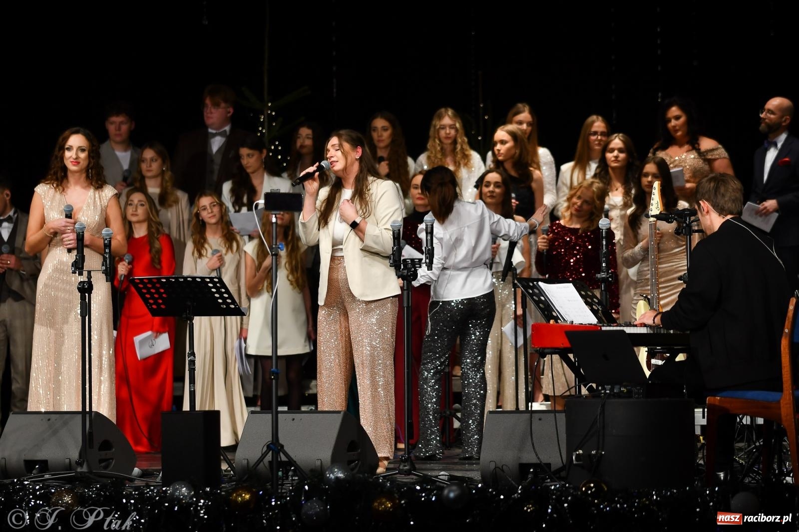 Zdjęcie w galerii na portalu naszraciborz.pl: Koncert kolęd i pieśni Elżbiety i Andrzeja Biskupów powrócił do Raciborza [FOTO i WIDEO] wiadomości z regionu