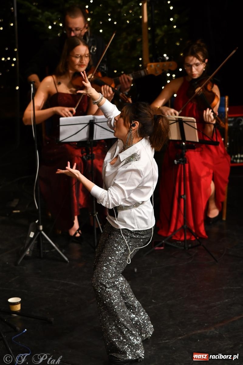 Zdjęcie w galerii na portalu naszraciborz.pl: Koncert kolęd i pieśni Elżbiety i Andrzeja Biskupów powrócił do Raciborza [FOTO i WIDEO] wiadomości z regionu