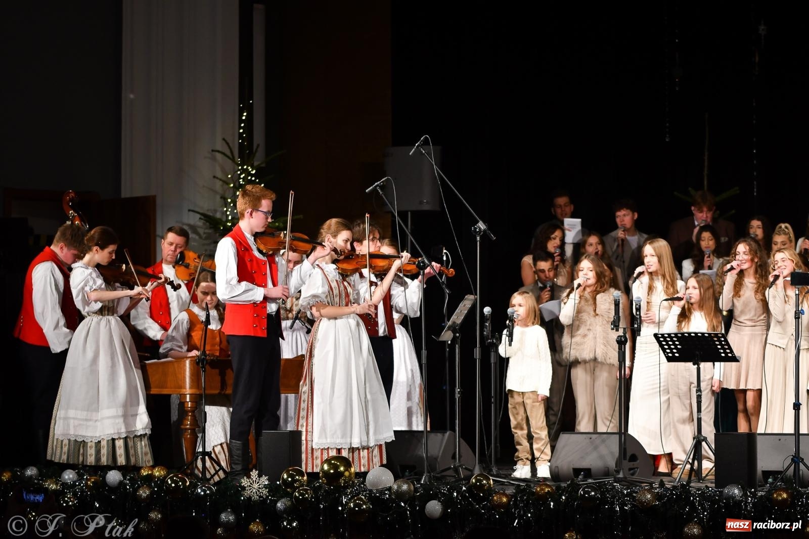 Zdjęcie w galerii na portalu naszraciborz.pl: Koncert kolęd i pieśni Elżbiety i Andrzeja Biskupów powrócił do Raciborza [FOTO i WIDEO] wiadomości z regionu
