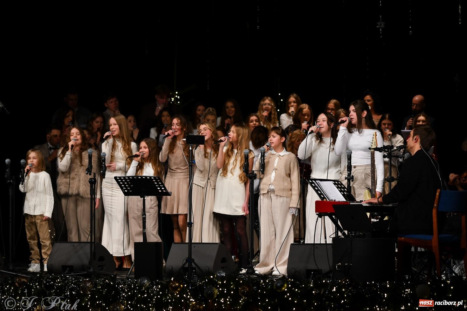 Zdjęcie w galerii na portalu naszraciborz.pl: Koncert kolęd i pieśni Elżbiety i Andrzeja Biskupów powrócił do Raciborza [FOTO i WIDEO] wiadomości z regionu