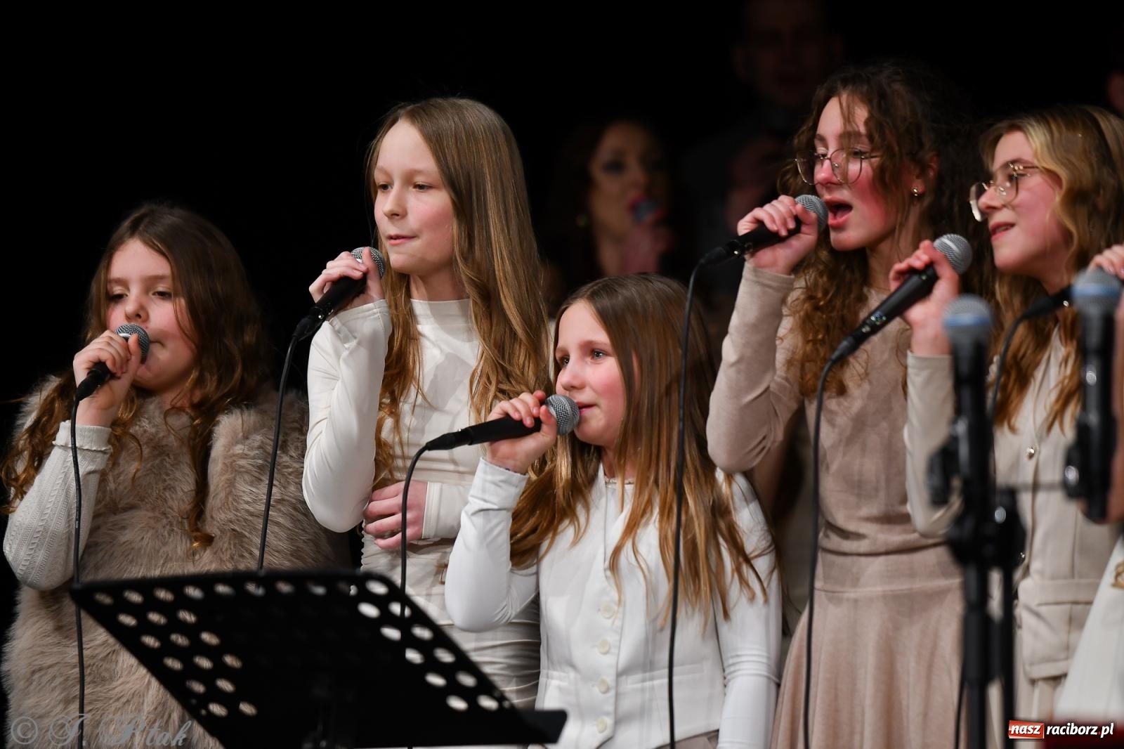 Zdjęcie w galerii na portalu naszraciborz.pl: Koncert kolęd i pieśni Elżbiety i Andrzeja Biskupów powrócił do Raciborza [FOTO i WIDEO] wiadomości z regionu