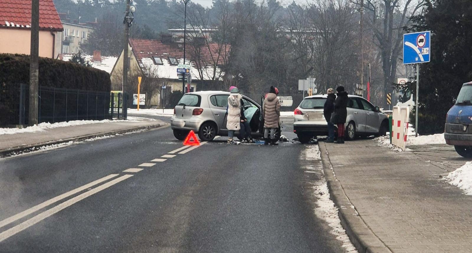 Zdjęcie w galerii na portalu naszraciborz.pl: Zderzenie Forda i Toyoty w Kuźni Raciborskiej [FOTO] wiadomości z regionu