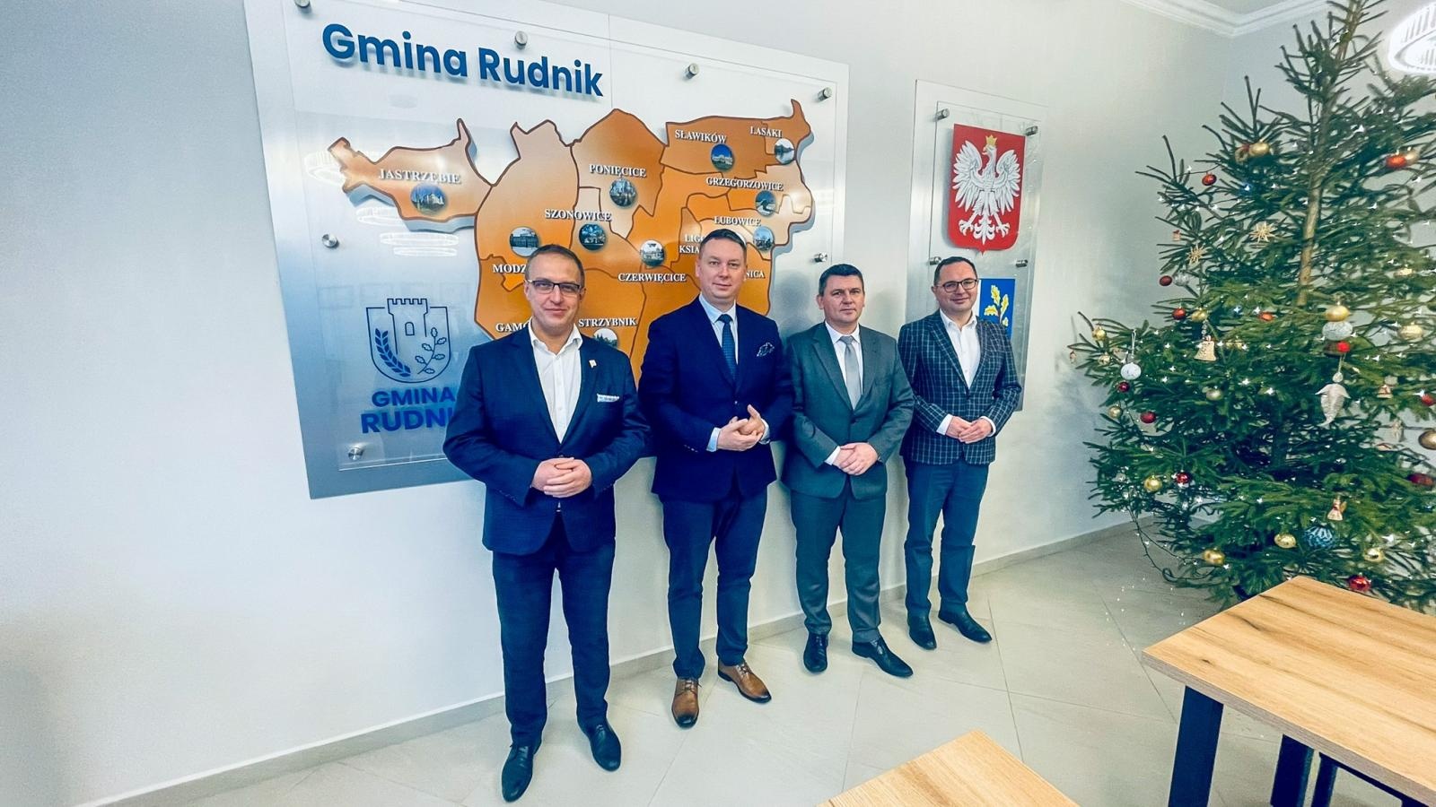 Zdjęcie w galerii na portalu naszraciborz.pl: Wizyta wiceministra kultury w Gminie Rudnik. Rewitalizacja zespołu pałacowo-parkowego w Sławikowie wiadomości z regionu