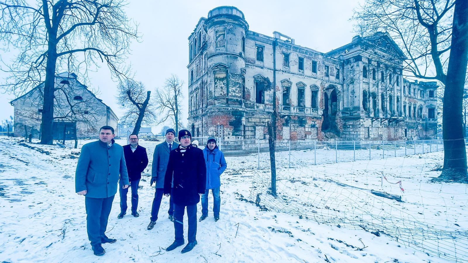 Zdjęcie w galerii na portalu naszraciborz.pl: Wizyta wiceministra kultury w Gminie Rudnik. Rewitalizacja zespołu pałacowo-parkowego w Sławikowie wiadomości z regionu