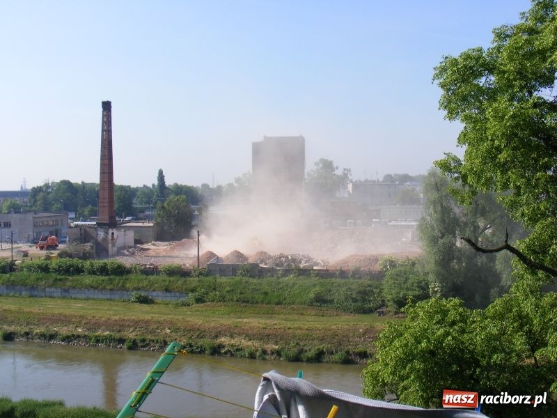 Zdjęcie w galerii na portalu naszraciborz.pl: Rozbiórka przeszkadza mieszkańcom wiadomości z regionu