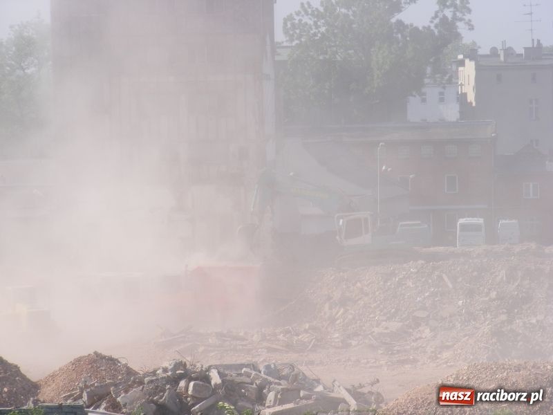 Zdjęcie w galerii na portalu naszraciborz.pl: Rozbiórka przeszkadza mieszkańcom wiadomości z regionu