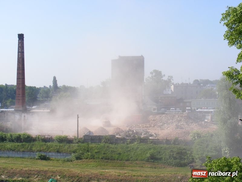 Zdjęcie w galerii na portalu naszraciborz.pl: Rozbiórka przeszkadza mieszkańcom wiadomości z regionu